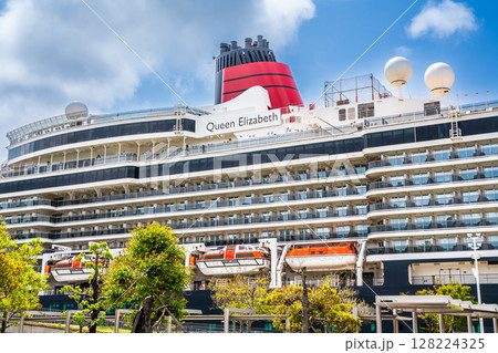長崎港客船入港(Queen Elizabeth)松ヶ枝埠頭【長崎市】 長崎港客船入港(Queen Elizabeth)松ヶ枝埠頭【長崎市】 128224325