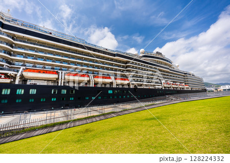 長崎港客船入港（Queen Elizabeth）松ヶ枝埠頭【長崎市】 128224332