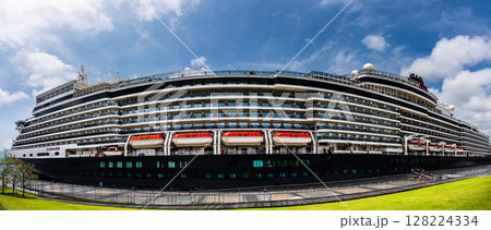 長崎港客船入港（Queen Elizabeth）松ヶ枝埠頭　パノラマ【長崎市】 128224334