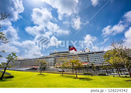 長崎港客船入港（Queen Elizabeth）松ヶ枝埠頭【長崎市】 128224342