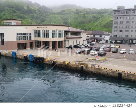 礼文島の玄関口「香深港フェリーターミナル」 128224424