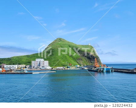 利尻島・鴛泊港の象徴「ペシ岬」 利尻島・鴛泊港の象徴「ペシ岬」 128224432