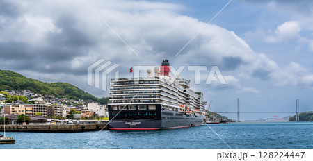長崎港客船入港（Queen Elizabeth）水辺の森公園　パノラマ【長崎市】 128224447