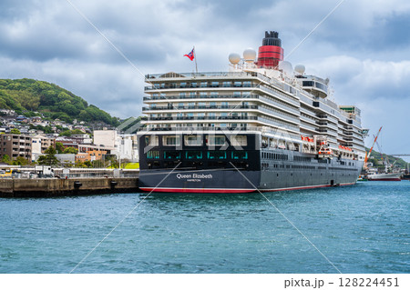 長崎港客船入港（Queen Elizabeth）水辺の森公園【長崎市】 128224451