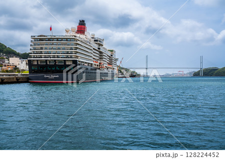 長崎港客船入港（Queen Elizabeth）水辺の森公園【長崎市】 128224452