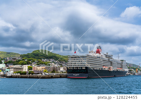 長崎港客船入港（Queen Elizabeth）水辺の森公園【長崎市】 128224455