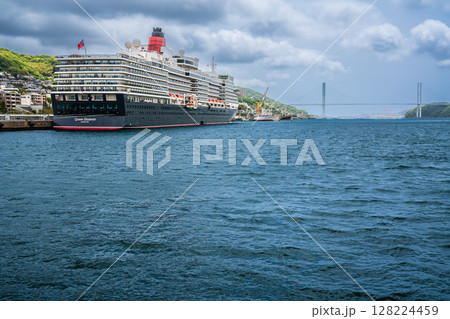 長崎港客船入港（Queen Elizabeth）水辺の森公園【長崎市】 128224459