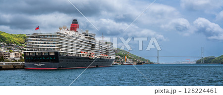 長崎港客船入港（Queen Elizabeth）水辺の森公園　パノラマ【長崎市】 128224461