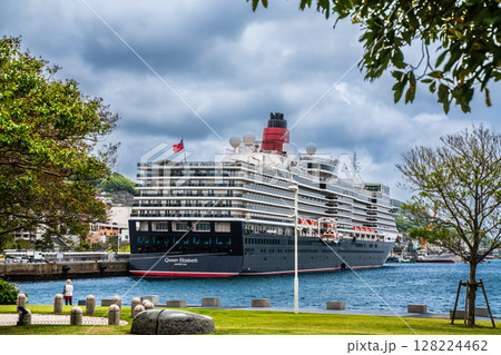 長崎港客船入港（Queen Elizabeth）水辺の森公園【長崎市】 128224462