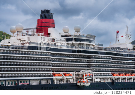 長崎港客船入港(Queen Elizabeth)水辺の森公園【長崎市】 長崎港客船入港(Queen Elizabeth)水辺の森公園【長崎市】 128224471
