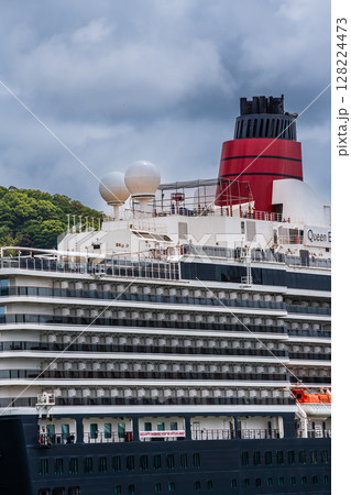 長崎港客船入港(Queen Elizabeth)水辺の森公園【長崎市】 長崎港客船入港(Queen Elizabeth)水辺の森公園【長崎市】 128224473