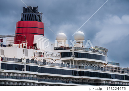 長崎港客船入港(Queen Elizabeth)水辺の森公園【長崎市】 長崎港客船入港(Queen Elizabeth)水辺の森公園【長崎市】 128224476