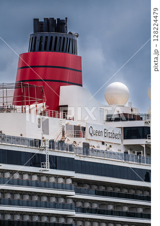 長崎港客船入港（Queen Elizabeth）水辺の森公園【長崎市】 128224479