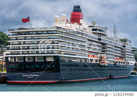 長崎港客船入港(Queen Elizabeth)水辺の森公園【長崎市】 長崎港客船入港(Queen Elizabeth)水辺の森公園【長崎市】 128224480