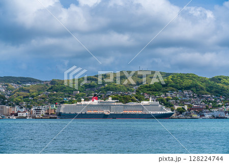 長崎港客船入港（Queen Elizabeth）対岸から【長崎市】 128224744