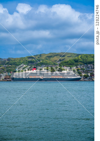 長崎港客船入港(Queen Elizabeth)対岸から【長崎市】 長崎港客船入港(Queen Elizabeth)対岸から【長崎市】 128224746