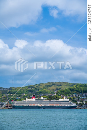 長崎港客船入港（Queen Elizabeth）対岸から【長崎市】 128224747