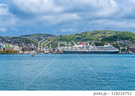 長崎港客船入港（Queen Elizabeth）対岸から【長崎市】 128224752