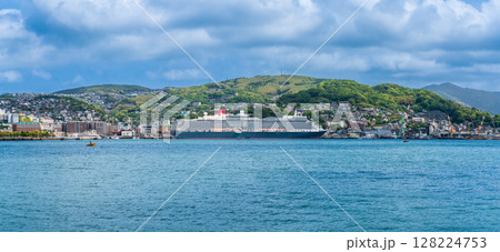 長崎港客船入港（Queen Elizabeth）対岸から　パノラマ【長崎市】 128224753