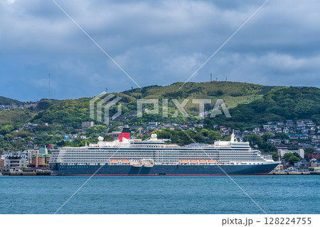 長崎港客船入港(Queen Elizabeth)対岸から【長崎市】 長崎港客船入港(Queen Elizabeth)対岸から【長崎市】 128224755