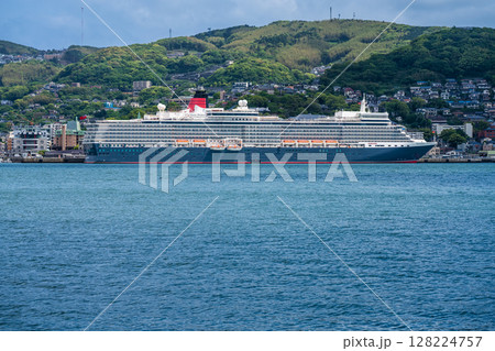 長崎港客船入港（Queen Elizabeth）対岸から【長崎市】 128224757