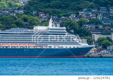 長崎港客船入港（Queen Elizabeth）対岸から【長崎市】 128224761