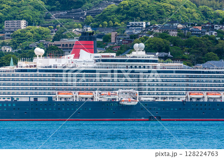 長崎港客船入港(Queen Elizabeth)対岸から【長崎市】 長崎港客船入港(Queen Elizabeth)対岸から【長崎市】 128224763