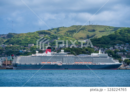 長崎港客船入港(Queen Elizabeth)対岸から【長崎市】 長崎港客船入港(Queen Elizabeth)対岸から【長崎市】 128224765