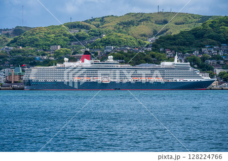 長崎港客船入港(Queen Elizabeth)対岸から【長崎市】 長崎港客船入港(Queen Elizabeth)対岸から【長崎市】 128224766