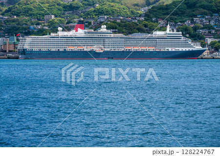 長崎港客船入港（Queen Elizabeth）対岸から【長崎市】 128224767