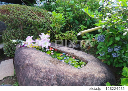 お寺を彩る花手水（夏） 128224983