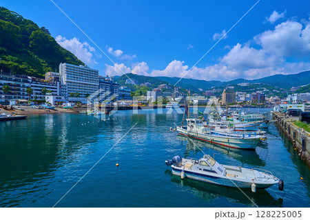 静岡県熱海市の熱海港付近から西側の眺望(熱海港,漁船,リゾートホテルなど) 128225005