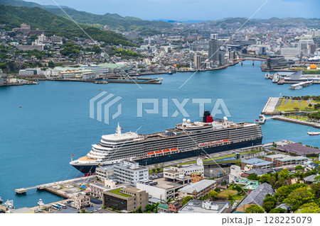 長崎港客船入港(Queen Elizabeth)鍋冠山【長崎市】 長崎港客船入港(Queen Elizabeth)鍋冠山【長崎市】 128225079