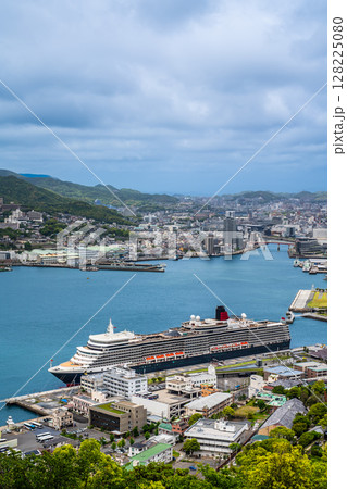 長崎港客船入港（Queen Elizabeth）鍋冠山【長崎市】 128225080