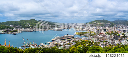 長崎港客船入港（Queen Elizabeth）鍋冠山　パノラマ【長崎市】 128225083