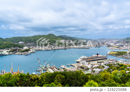 長崎港客船入港(Queen Elizabeth)鍋冠山【長崎市】 長崎港客船入港(Queen Elizabeth)鍋冠山【長崎市】 128225086