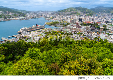 長崎港客船入港(Queen Elizabeth)鍋冠山【長崎市】 長崎港客船入港(Queen Elizabeth)鍋冠山【長崎市】 128225089