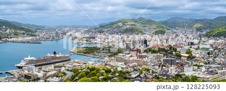 長崎港客船入港（Queen Elizabeth）鍋冠山　パノラマ【長崎市】 128225093