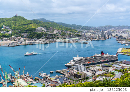 長崎港客船入港（Queen Elizabeth）鍋冠山【長崎市】 128225098