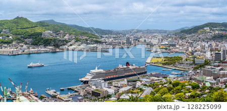 長崎港客船入港（Queen Elizabeth）鍋冠山　パノラマ【長崎市】 128225099