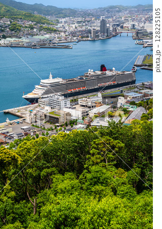 長崎港客船入港(Queen Elizabeth)鍋冠山【長崎市】 長崎港客船入港(Queen Elizabeth)鍋冠山【長崎市】 128225105