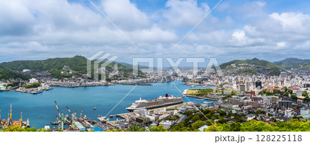 長崎港客船入港(Queen Elizabeth)鍋冠山 パノラマ【長崎市】 長崎港客船入港(Queen Elizabeth)鍋冠山 パノラマ【長崎市】 128225118