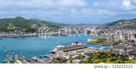 長崎港客船入港（Queen Elizabeth）鍋冠山　パノラマ【長崎市】 128225123