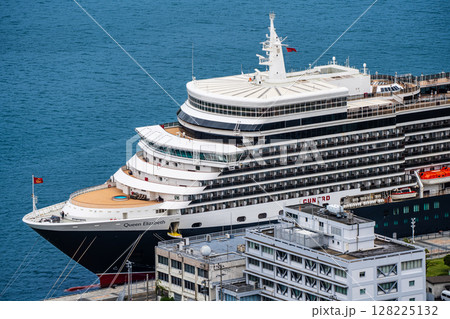長崎港客船入港（Queen Elizabeth）鍋冠山【長崎市】 128225132