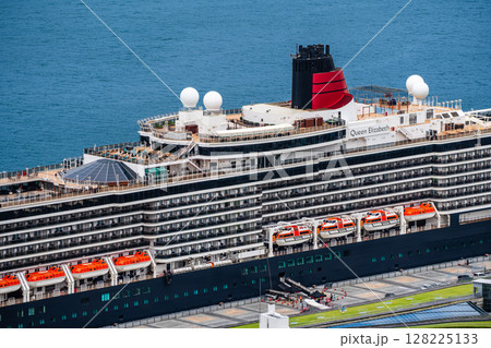 長崎港客船入港（Queen Elizabeth）鍋冠山【長崎市】 128225133