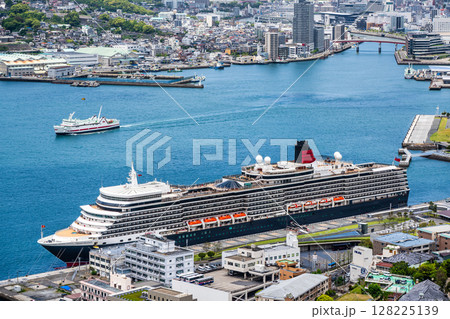 長崎港客船入港（Queen Elizabeth）鍋冠山【長崎市】 128225139
