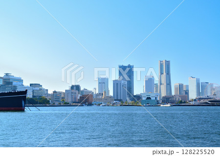 横浜 山下埠頭岸壁から見るみ横浜大さん橋となとみらいの風景 横浜 山下埠頭岸壁から見るみ横浜大さん橋となとみらいの風景 128225520