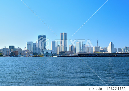 横浜 山下埠頭岸壁から見るみ横浜大さん橋となとみらいの風景 横浜 山下埠頭岸壁から見るみ横浜大さん橋となとみらいの風景 128225522