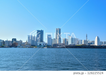 横浜　山下埠頭岸壁から見るみ横浜大さん橋となとみらいの風景 128225524