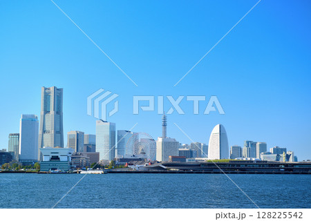 横浜　山下埠頭岸壁から見るみ横浜大さん橋となとみらいの風景 128225542